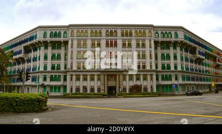 SINGAPORE - 15 LUGLIO 2019 - colorate persiane in legno sull'edificio coloniale restaurato, precedentemente la stazione di polizia di Hill Street. Foto Stock