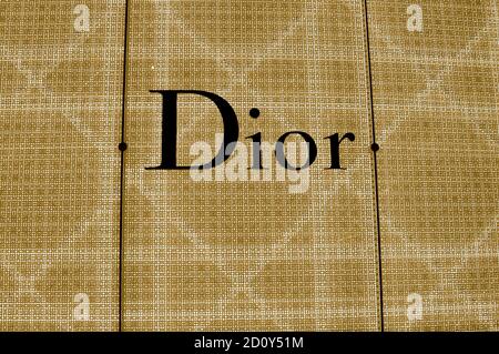 Insegna illuminata del negozio di lusso Dior Store. Foto Stock
