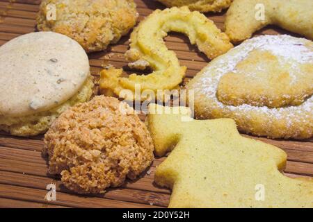 Diversi tipi di biscotti di Natale che giacciono su una tovaglia Foto Stock