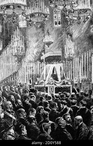 Funerali di Alfonso XII, re di Spagna (1857-1885), nella cattedrale di Barcellona, Spagna. Illustrazione antica. 1886. Foto Stock