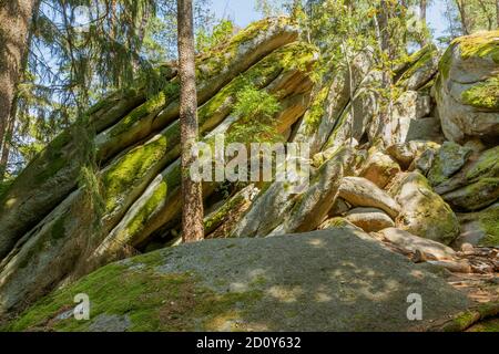 Un salto di rocce inclinate nel labirinto roccioso di Luisenburg Foto Stock