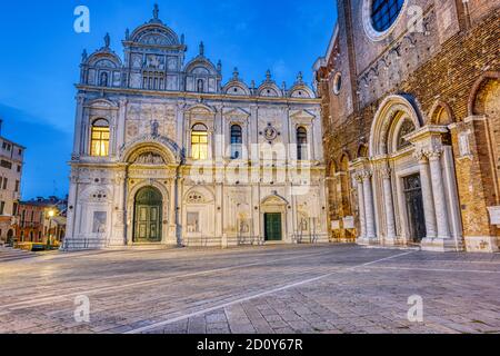 La Scuola grandi die San Marco con la chiesa di San Zanipolo a Venezia, in Italia, di notte Foto Stock