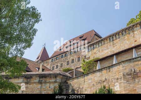 In piedi accanto al muro di veste Coburg vicino al fossato che circonda la fortezza Foto Stock