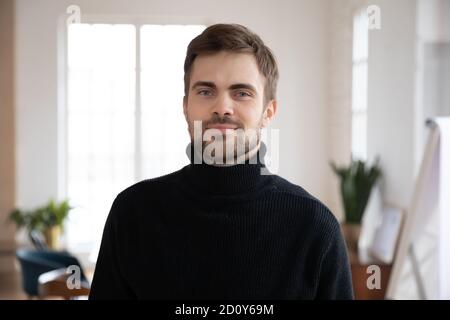 Immagine del profilo di un giovane lavoratore maschile in ufficio Foto Stock