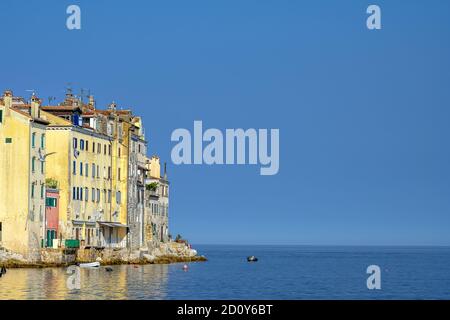 Parte della città vecchia di Rovigno in Crotia e. Il Mare Adriatico Foto Stock