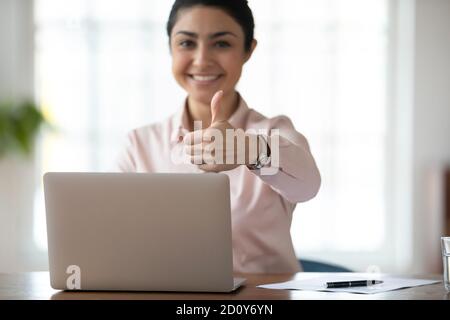 Ritratto di sorridente dipendente femminile consiglia di formazione online Foto Stock