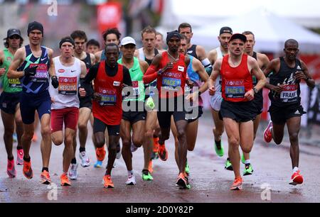 Il pacemaker Mo Farah (centro a destra) in Gran Bretagna in azione durante la Men's Elite Race durante la Virgin Money London Marathon intorno a St James' Park. Foto Stock