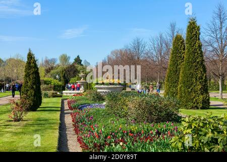 Londra, UK, 1 aprile 2012 : Regents Park con letto di fiori e urna primavera formale che è un popolare pubblico spazio aperto destinazione turistica attrarre Foto Stock