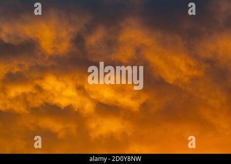 un primo piano di nuvole d'oro all'orizzonte durante Un tramonto sul Mediterraneo Foto Stock