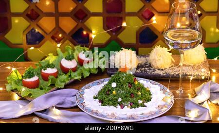 Insalata come un albero di nuovo anno con palle di formaggio Foto Stock