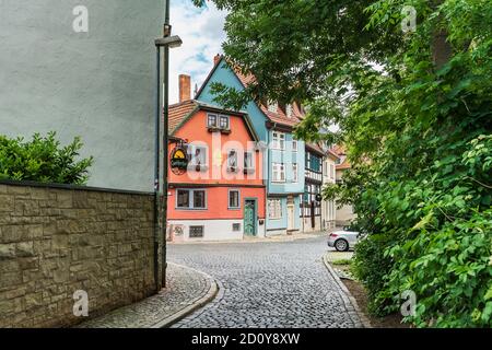 Vista dal vicolo di Comthurgasse alle case storiche del vicolo di Schildgasse nel centro storico di Erfurt, capitale dello stato della Turingia, Germania, Europa Foto Stock