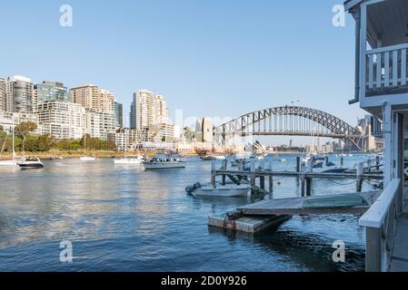 Vista sulla baia di Lavender nel porto di Sydney per gli appartamenti Milsons Point e il Sydney Harbour Bridge in Australia Foto Stock