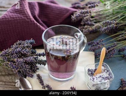 tè fresco alla lavanda con zucchero di lavanda. Lavanda (Lavandula angustifolia), ha un effetto calmante e antispasmodico. Foto Stock