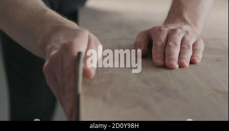 levigatura manuale tavolo in legno di noce nero, foto ampia Foto Stock