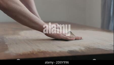 levigatura manuale tavolo in legno di noce nero, foto ampia Foto Stock