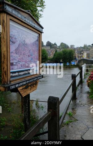 Bradford-on-Avon, Wiltshire, 4 ottobre 2020. Continuano le forti piogge di Storm Alex. I livelli del fiume sono in aumento, e le precauzioni contro le inondazioni sono in vigore in luoghi ad alto rischio. L'inverno 2013 ha visto la città allagata e sono ora disponibili difese temporanee più robuste. Credit: JMF News/Alamy Live News Foto Stock