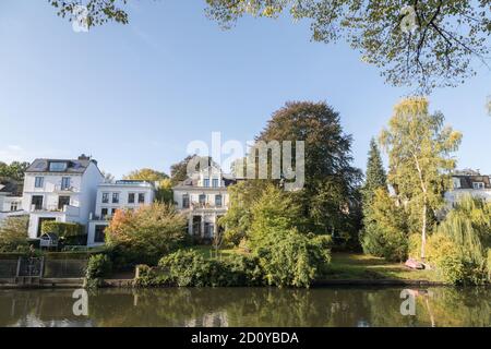 Immobile ad alster Canal ad Amburgo Foto Stock