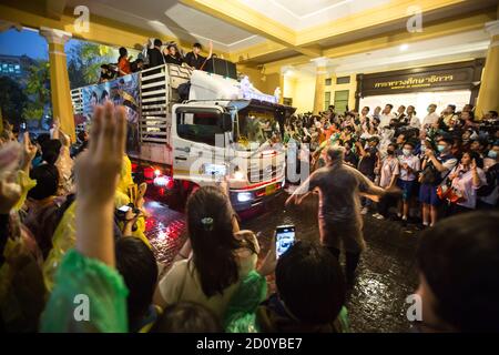 Bangkok, Thailandia. 02 ottobre 2020. Un gruppo di studenti delle scuole superiori leader del movimento ‘Bad Students' visto sulla cima di un camion che si dirige proprio di fronte all'edificio principale del Ministero dell'Istruzione durante una protesta. Gli attivisti degli studenti hanno organizzato una protesta mobile verso cinque scuole superiori della capitale tailandese chiedendo riforme dell’istruzione, regole scolastiche meno severe, la fine degli abusi sui bambini degli asili, più tolleranza e rispetto. Gli studenti chiedevano anche le dimissioni del ministro dell'Istruzione Nataphol Teepsuwan. Credit: SOPA Images Limited/Alamy Live News Foto Stock