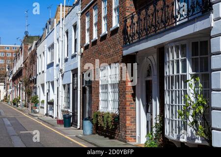 Mews casa appartamenti residenziali a Marylebone Londra Inghilterra che sono edifici convertiti da vecchie scuderie di cavalli Foto Stock