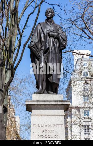 William Pitt la statua più giovane eretta in Hanover Square Londra Inghilterra Regno Unito nel 1831 un primo ministro britannico del Periodo georgiano che è un popolare Foto Stock