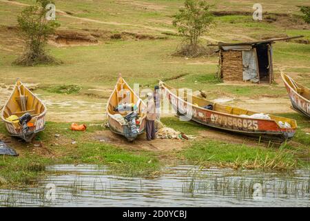 Canale Kazinga / Uganda - 28 febbraio 2020: Barche da pesca mostrate sulla riva del canale di Kazinga. Foto Stock