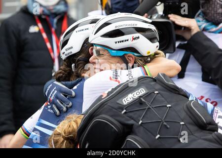 Luik, Belgio. 04 ottobre 2020. LUIK, 4-10-2020, ciclismo, Luik Bastenaken luik, Lizzie Deignan wint Luik Bastenaken Luik en viert dat hier met Ellen van Dijk die derde wordt Credit: Pro Shots/Alamy Live News Foto Stock