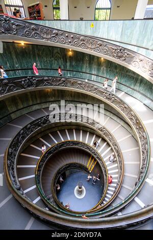 La moderna scalinata a doppia elica, nota come scalinata Bramante con balaustra ornata progettata da Giuseppe Momo nel 1932 presso i Musei Vaticani Foto Stock