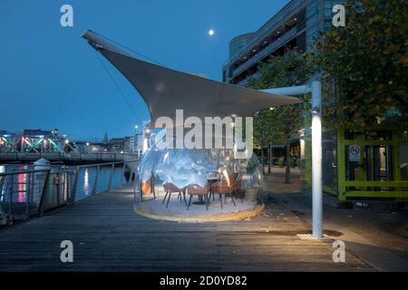 Cork City, Cork, Irlanda. 04 ottobre 2020. Un ristorante locale, il Tequila Jack's ha installato tre punti ristoro per aiutare a far funzionare il suo business durante la pandemia del Covid-19. Ogni pod può ospitare sei persone e si trova sulla passerella fuori dai suoi locali, su Lapp's Quay, Cork, Irlanda. - credito; David Creedon / Alamy Live News Foto Stock