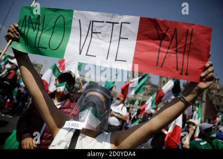 Città del Messico, Messico. 03 ottobre 2020. CITTÀ DEL MESSICO, MESSICO - 3 OTTOBRE: Un dimostratore del fronte Nazionale Anti-AMLO (FRENA) prendono parte durante una marcia per protestare contro il presidente del Messico Andres Manuel Lopez Obrador, più di 100,000 persone si uniscono alla marcia per chiedere le dimissioni di Lopez Obrador. Dal settembre 21, le tende sono state installate nello Zocalo chiedendo le dimissioni immediate del presidente del Messico. Il 3 ottobre 2020 a Città del Messico, Messico Credit: The Photo Access/Alamy Live News Foto Stock