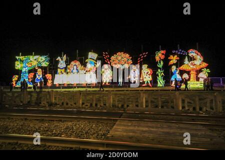 Alice in Wonderland's Mad Hatter's Tea party illuminazione a tema Blackpool Illuminations, Blackpool, Lancashire, Inghilterra, Regno Unito Foto Stock