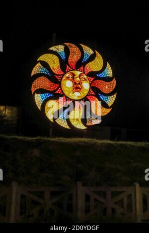 Un volto nel sole illuminazione a tema a Blackpool Illuminations, Blackpool, Lancashire, Inghilterra, Regno Unito Foto Stock