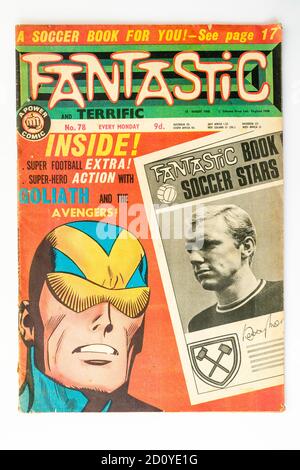 Copertina comica fantastica per bambini del 1968. Con i The Avengers sulla copertina e una foto di Bobby Moore il calciatore. Foto Stock