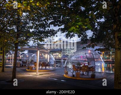 Cork City, Cork, Irlanda. 04 ottobre 2020. Un ristorante locale, il Tequila Jack's ha installato tre punti ristoro per aiutare a far funzionare il suo business durante la pandemia del Covid-19. Ogni pod può ospitare sei persone e si trova sulla passerella fuori dai suoi locali, su Lapp's Quay, Cork, Irlanda. - credito; David Creedon / Alamy Live News Foto Stock