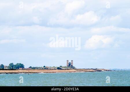 Foto a distanza delle torri gemelle della chiesa di Reculver rovina sulla costa settentrionale del Kent. Con cielo blu negativo spazio sopra. Foto Stock