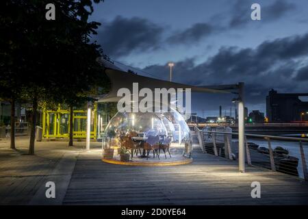 Cork City, Cork, Irlanda. 04 ottobre 2020. Un ristorante locale, il Tequila Jack's ha installato tre punti ristoro per aiutare a far funzionare il suo business durante la pandemia del Covid-19. Ogni pod può ospitare sei persone e si trova sulla passerella fuori dai suoi locali, su Lapp's Quay, Cork, Irlanda. - credito; David Creedon / Alamy Live News Foto Stock