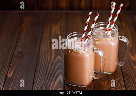 frullato di cioccolato in vasetto di muratore Foto Stock