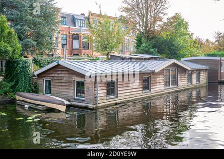 Case galleggianti in legno in un canale nella città di Leiden, Olanda Foto Stock