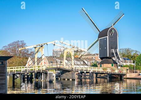 Mulino 'De Put' e ponte levatoio 'Rembrandtbrug' nella storica città di Leiden, Olanda Foto Stock