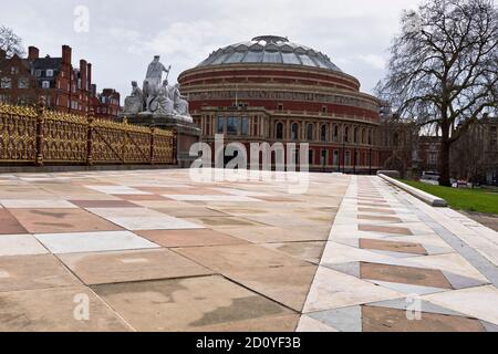 dh Alberts Memorial KENSINGTON GARDENS LONDON Royal Albert Hall esterno inghilterra regno unito Foto Stock