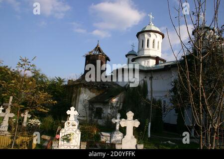 La chiesa ortodossa cristiana del 19 ° secolo nel villaggio di Lipia, Contea di Ilfov, Romania. In primo piano, la vecchia cappella prima del restauro. Foto Stock