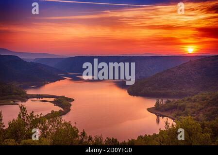 Incredibile alba sul fiume Krka nel Parco Nazionale in Croazia, bellissimo paesaggio, attrazione turistica, concetto turistico estivo Foto Stock