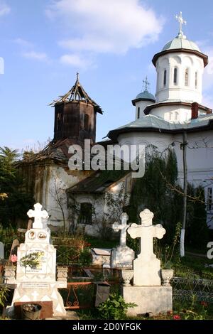 La chiesa ortodossa cristiana del 19 ° secolo nel villaggio di Lipia, Contea di Ilfov, Romania. In primo piano, la vecchia cappella prima del restauro. Foto Stock