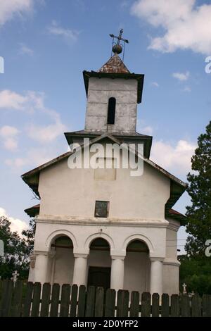 Vista esterna della chiesa ortodossa cristiana del XVIII secolo a Grecii de Jos, contea di Ialomita, Romania Foto Stock