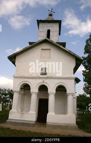 Vista esterna della chiesa ortodossa cristiana del XVIII secolo a Grecii de Jos, contea di Ialomita, Romania Foto Stock