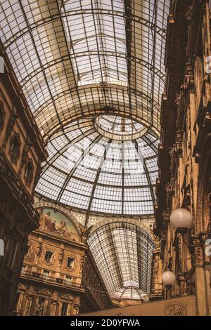 Foto del tetto in vetro e ferro del centro commerciale Galleria Vittorio Emanuele II a milano Foto Stock