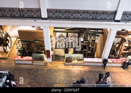 dh Energy Hall SCIENCE MUSEUM LONDON Industrial Revolution People Museum macchine esposizione tecnologia Foto Stock