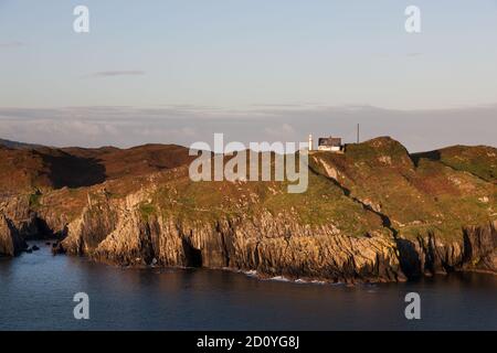 Sherkin Island, Cork, Irlanda. 03 ottobre 2020. Sopra le aspre scogliere dell'isola di Sherkin si trova il faro costruito nel 1835 e m. Foto Stock