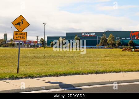 Accesso con lapping a banda adiacente al Bunnings Store Treendale Foto Stock