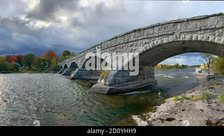 Pakenham ponte un ponte di pietra a cinque archi che attraversa il Fiume Mississippi in un giorno d'autunno tempestoso in Canada Foto Stock