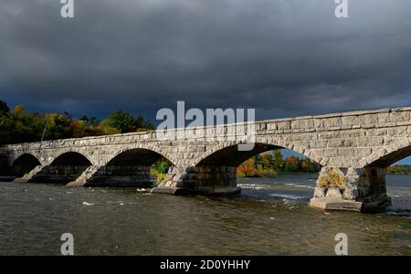 Pakenham ponte un ponte di pietra a cinque archi che attraversa il Fiume Mississippi in un giorno d'autunno tempestoso in Canada Foto Stock